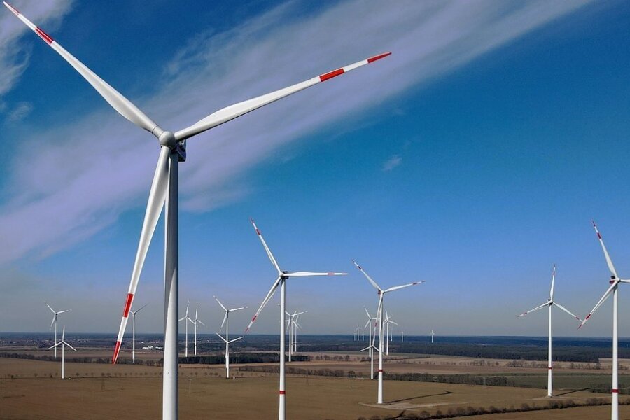 Windräder in einem Windpark. Wenn Deutschland sich bis 2045 klimaneutral versorgen will, müssen Tausende hinzukommen. Der Energieversorger Envia M beklagt aber eine überbordende Bürokratie. 