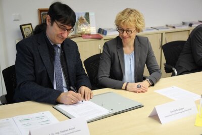 Energieversorger und Westsächsische Hochschule vereinbaren Zusammenarbeit - WHZ-Rektor Stephan Kassel und enviaM-Bereichsleiterin Daniela Zieglmayer. 