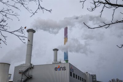 Energiewende in Chemnitz: Versorger Eins schaltet in Heizkraftwerk vorletzten Kohleblock ab - Das neue Gasmotorenkraftwerk auf dem Gelände des Heizkraftwerkes in Chemnitz-Furth mit seinen beiden markanten Schornsteinen. Es übernimmt mittlerweile einen Teil der Wärme- und Stromproduktion.