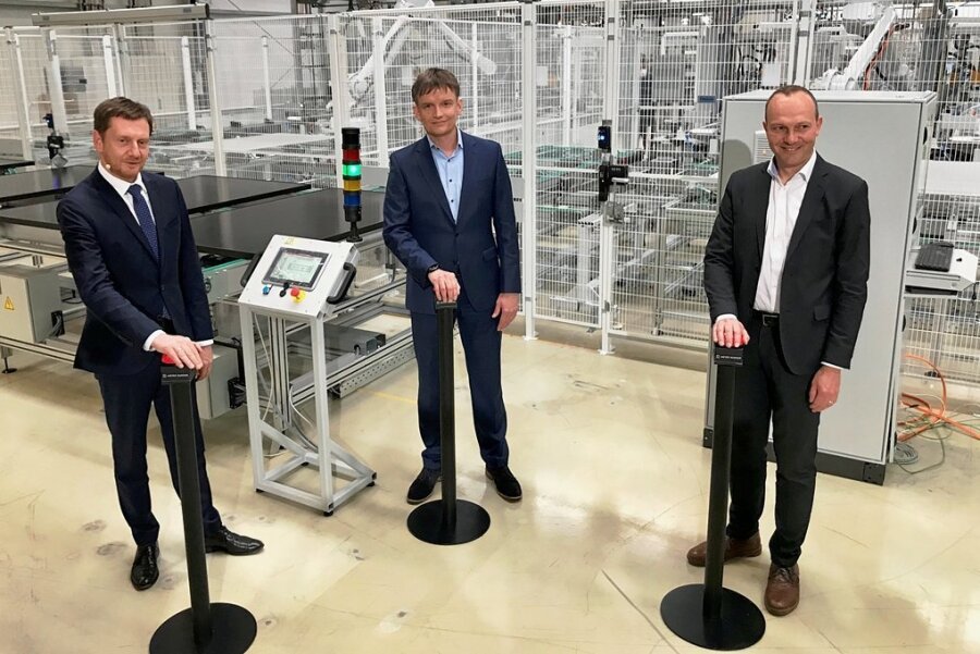 Energiewende made in Sachsen: Wieder Solarmodule aus Freiberg - Ministerpräsident Michael Kretschmer (l.), Geschäftsführer Gunter Erfurt (Mitte) und Energieminister Wolfram Günther haben am Mittwoch symbolisch die Solarindustrie in Freiberg wieder in Gang gesetzt. 