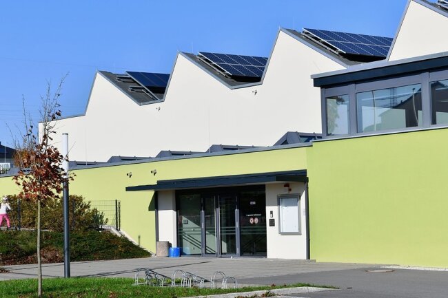 Die Dreifeldhalle mit ihren Solarzellen ist nach dem Passivhaus-Standard erbaut und zertifiziert. Sie gehört zu den Vorzeigeobjekten der Energiesparstadt Oederan. 