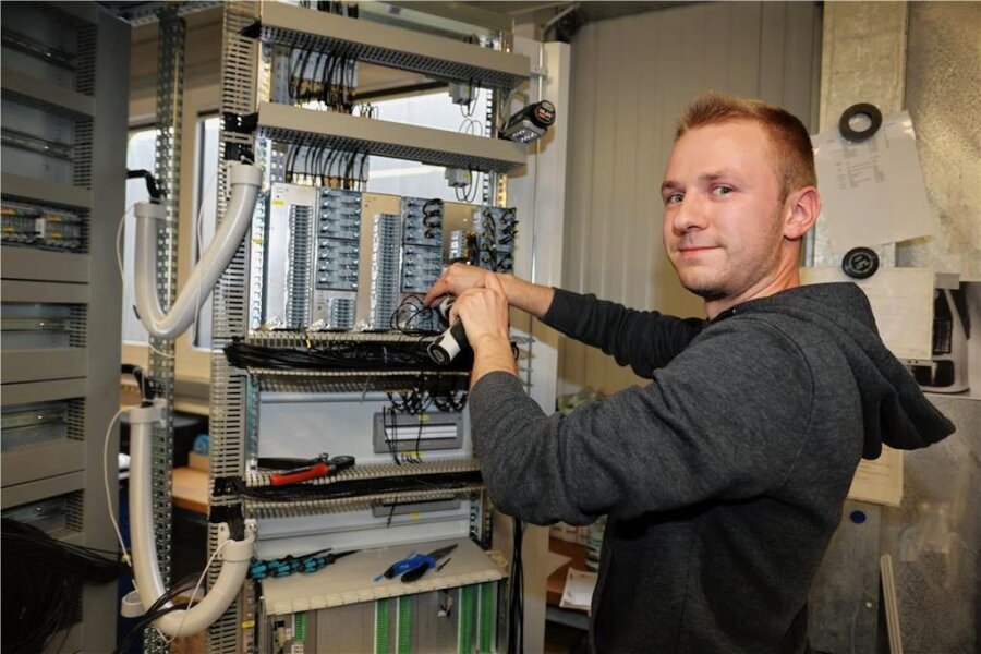 Energiewende: Zwickauer Firma baut Umspannwerke im Netz für grünen Strom um - Monteur Florian Rottloff bei der Arbeit an einem Schaltkasten, der später in ein Umspannwerk eingebaut werden soll. 