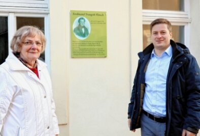 Engagement für einen Industriepionier - Karsta Hönicke (links) hat gemeinsam mit Bürgermeister André Wolf eineTafel an der Flinschstraße in Penig enthüllt. Sie soll an Ferdinand Traugott Flinsch (1792-1849), den Namensgeber der Straße, erinnern.
