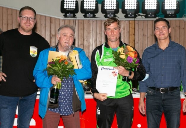 Wilfried Richter (2. v. l.) erhielt die Ehrenplakette des Landessportbundes Sachsen, Björn Lehnert (3. v. l.) die Ehrennadel des Ringerverbandes Sachsen in Silber. Den beiden Vertretern des RSK Gelenau gratulierten Vereinschef Jens Fischer (l.) und Sören Ullrich vom Verband. 