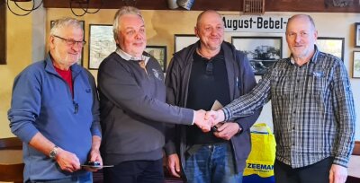 Engagierte Taucher werden zum verschobenen Jubiläum geehrt - Vereinsvorsitzender Bernd Philipp (rechts) beglückwünschte die Ausgezeichneten Dieter Patzig, Matthias Frolik und Uwe Hartl (von links). 