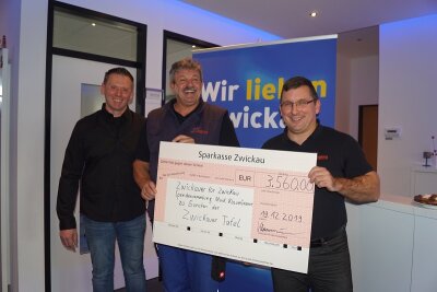 Engagierter Spendensammler wird 17. Tafelritter - Maik Klaumünzner (l.) mit Ralf Hutschenreuter und Jens Juraschka von der Zwickauer Tafel.