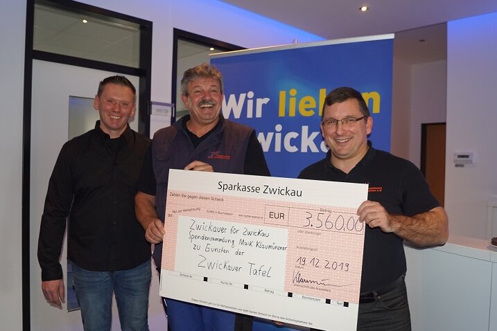 Engagierter Spendensammler wird 17. Tafelritter - Maik Klaumünzner (l.) mit Ralf Hutschenreuter und Jens Juraschka von der Zwickauer Tafel.