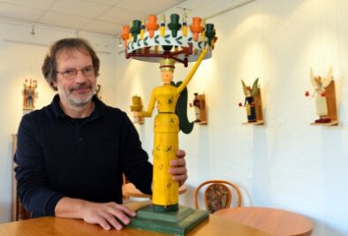 Ullrich Kabisch mit dem von ihm gefertigten Jahresengel, der am Freitag zugunsten des Deckerbergvereins versteigert wurde. 