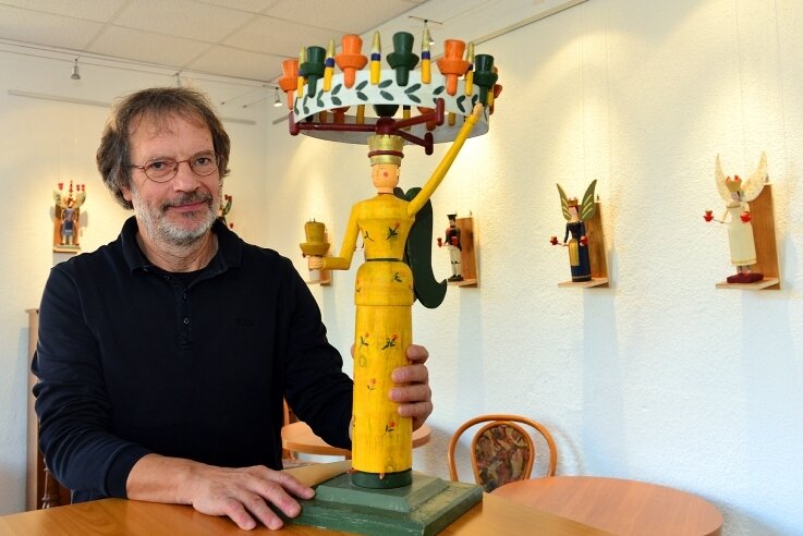 Ullrich Kabisch mit dem von ihm gefertigten Jahresengel, der am Freitag zugunsten des Deckerbergvereins versteigert wurde. 