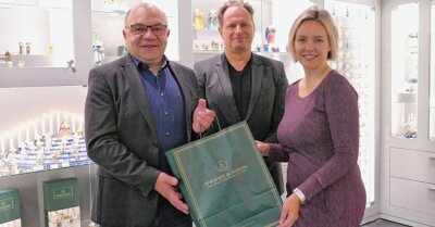 Engel mit Balalaika und Saxophon zieren neuen Adventskalender - Von links: Ronny Erfurt, Peik Mutze und Katja Findeisen.