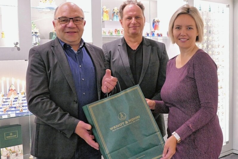 Engel mit Balalaika und Saxophon zieren neuen Adventskalender - Von links: Ronny Erfurt, Peik Mutze und Katja Findeisen.