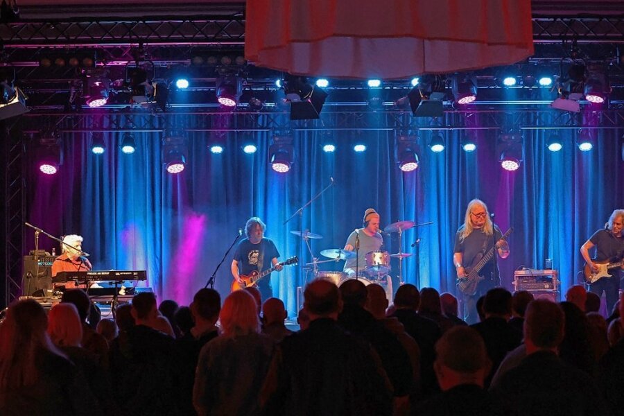 Engerling rocken im EKM in Meerane - Engerling spielten am Freitagabend vor rund 200 Besuchern im frisch herausgeputzten EKM in Meerane. 