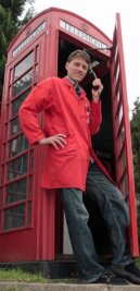 Englisches Flair in Olbernhau - 
              <p class="artikelinhalt">Mario Hösel telefoniert auch selbst gern in seinem britischen Telefonhäuschen vor seinem Geschäft. </p>
            