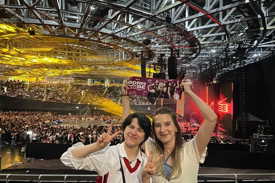 Enhypen, Stray Kids und Itzy: Koreanischer Pop erobert Sachsen - Jess Metzler und Alexandra Engert aus Chemnitz waren im April beim ersten Deutschlandkonzert der Band Itzy.