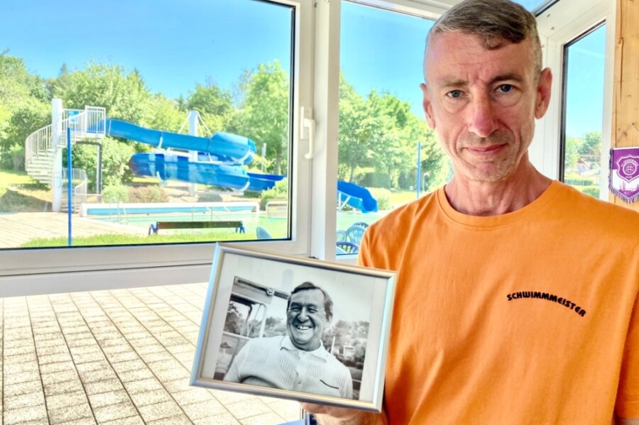 Enkel folgt seinem Opa am Beckenrand - Jens Kurt Friedrich tritt in die Fußstapfen seines Opas Kurt Stiehler (auf dem Foto zu sehen), der in Bernsbach einst auch Schwimmmeister war.