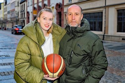 Enochs wechselt nach Chemnitz - aber nicht zum CFC - Sie spielt Basketball, er ist großer Fan dieser Sportart: Emily Enochs läuft ab sofort für die Chemcats auf und wohnt bei der Familie in Zwickau, wo Vater Joe Fußball-Drittligist FSV trainiert.