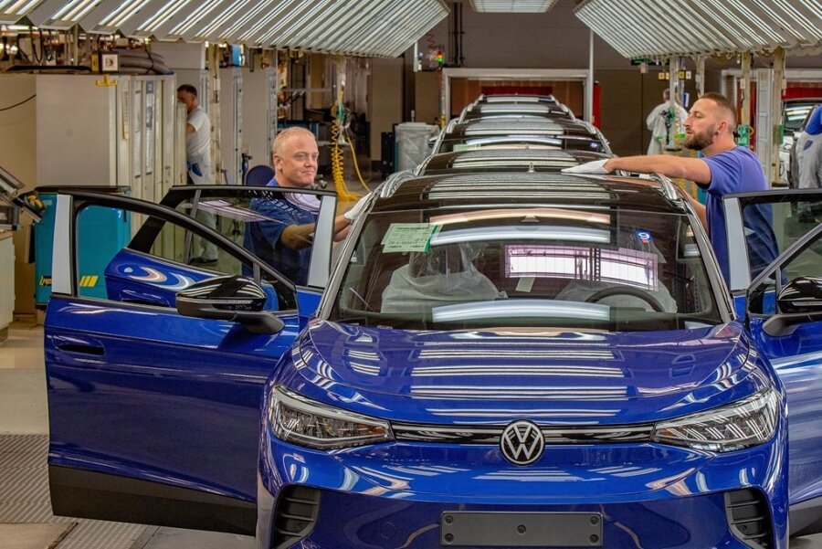 Enorme Lieferzeiten für E-Autos - Bestellstopp bei erstem Hersteller - Die Endkontrolle im Lichttunnel von VW Sachsen in Zwickau: Auf das Elektromodell ID.4 müssen Kunden rund neun Monate warten. 