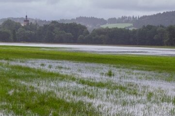 Enorme Regenmengen lassen Pegel steigen - Die Elsterwiesen in Kürbitz sind geflutet. 