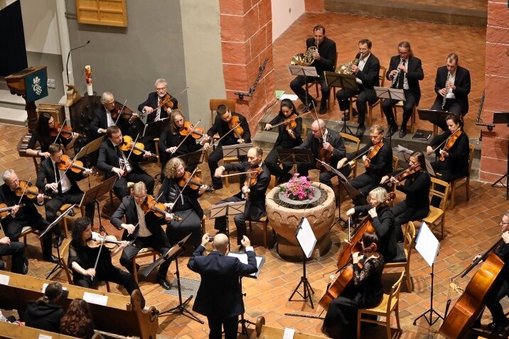 Das Ensemble Amadeus unter Leitung von Normann Kästner, hier bei einem Konzert in der St.-Martinskirche Meerane, wird nächstes Jahr 25 Jahre alt.