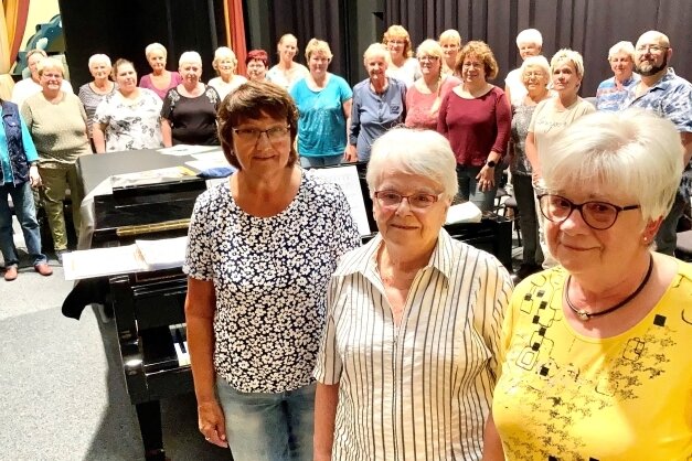 Helga Fiedler (Mitte) singt seit 72 Jahren im Auer Blema-Chor "Gerhard Hirsch" mit. Auf 56 beziehungsweise 51 Jahre Zugehörigkeit blicken Kristina Speri (rechts) und Petra Händel. Am Sonnabend endet für alle die lange Konzertpause. 