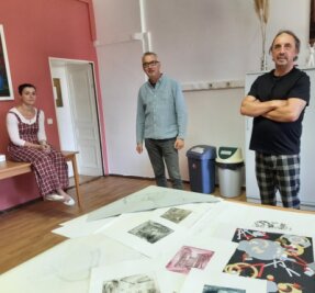 Entdecken, was man in sich noch nicht kennt - Geschäftsführerin Ina Klemm, der Leiter der Waldenburger Jugendkunstschule, Olaf Richter, und der Künstler Thomas Heinicke (von links) haben die Kunstwerkstatt aus der Taufe gehoben.
