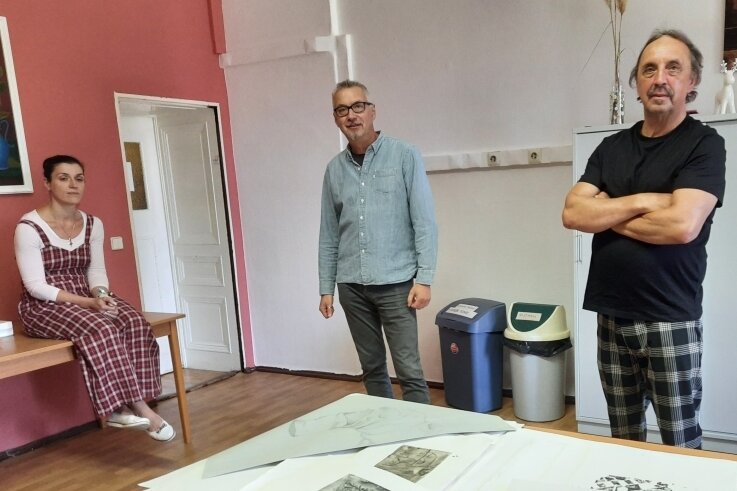 Entdecken, was man in sich noch nicht kennt - Geschäftsführerin Ina Klemm, der Leiter der Waldenburger Jugendkunstschule, Olaf Richter, und der Künstler Thomas Heinicke (von links) haben die Kunstwerkstatt aus der Taufe gehoben.