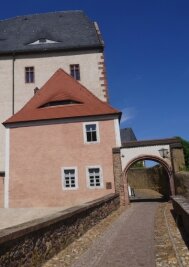 Entdecker steigen in den Burgkeller - Die Burg Mildenstein ist für abenteuerlustige Besucher geöffnet.