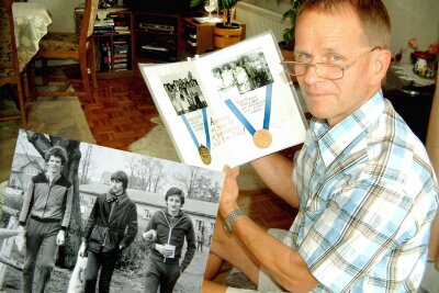 Entdecker von Diskus-Olympiasieger Lars Riedel verstorben - Das Archivfoto von 2008 zeigt Jürgen Göbel beim Blättern in alten Unterlagen aus Lars Riedels Jugendzeit in Thurm.