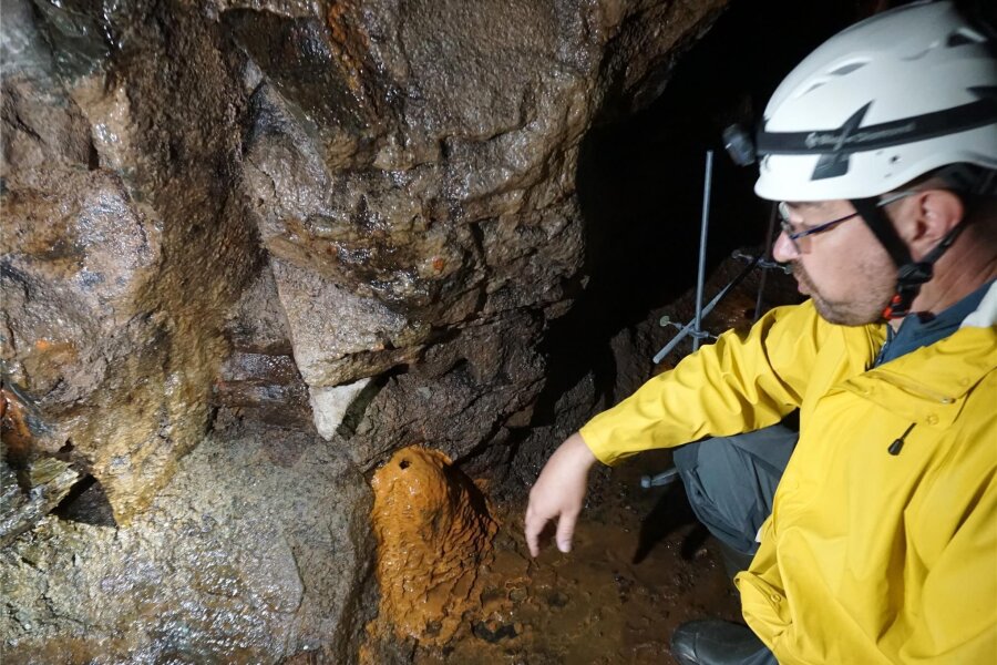 Entdeckung in Bergwerk im Vogtland gibt der Wissenschaft Rätsel auf - Professor Martin Obst von der Universität bei Untersuchungen sogenannter Biofilme in der „Grube Tannenberg“.