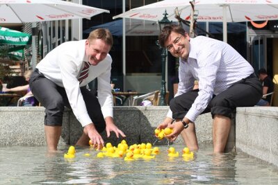 Entenrennen 2015: Wettschwimmen für den guten Zweck - Die Lions-Mitglieder Uwe Krause und Thomas Beneking (von links) lassen schon mal die Enten zu Wasser.
