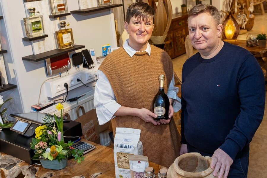 Entgegen dem Trend: Gastronom eröffnet Geschäft in Rodewisch - Anja und Sandro Schink haben mit "Genuss & Holzwerk" in der Auerbacher Straße in Rodewisch einen neuen Laden eröffnet.