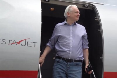 Entlassung von Julian Assange: Freiheit statt Haftstrafe - Beim Tankstopp in Bangkok: Wikileaks-Gründer Julian Assange schaut aus dem Privatjet, der ihn von London auf die Marianen-Inseln bringen soll.