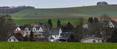Entscheid über Enteignung - Blick auf den Windberg in Mühlau aus Richtung Burgstädt. Seit etwa 30 Jahren ist geplant, nahe des Gewerbegebietes Granulit abzubauen. Damit beschäftigt sich jetzt ein Gericht. 