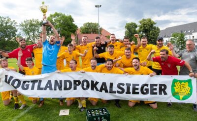 Entscheidung fällt in der dritten Minute - Der VfB Schöneck feierte nach dem Abpfiff in Plauen seinen Finalsieg und den Einzug in den Sachsenpokal. 