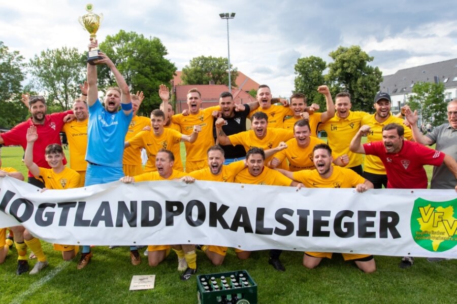 Der VfB Schöneck feierte nach dem Abpfiff in Plauen seinen Finalsieg und den Einzug in den Sachsenpokal. 