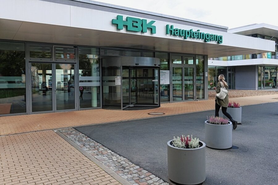 Der Haupteingang des Heinrich-Braun-Klinikums in Zwickau. Die Ratsentscheidung dürfte die Beschäftigen des Krankenhauses ärgern - und die Geschäftsführung freuen. 