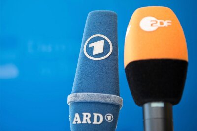 Entscheidung über Rundfunkbeitrag vor Landtagswahlen ausgeschlossen - Mikrofone von ARD und ZDF bei einer Pressekonferenz. Die Höhe des Rundfunkbeitrags ist mal wieder Streitthema in der Politik.