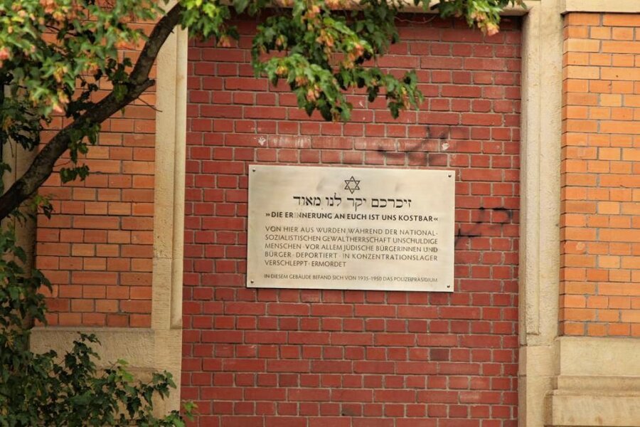 Entsetzen bei jüdischem Verein: Unbekannte beschmieren Gedenktafel in Zwickau - Auch nach der Reinigung sind noch Reste der schwarzen Farbe zu erkennen.