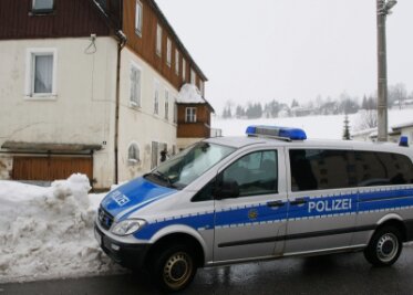 Entsetzen über tragischen Tod im Schnee - 
              <p class="artikelinhalt">Vor diesem Haus unmittelbar neben dem Bärensteiner Feuerwehrdepot ist ein 39-Jähriger ums Leben gekommen. Der Mann wurde laut Polizei von einer Dachlawine verschüttet. </p>
            