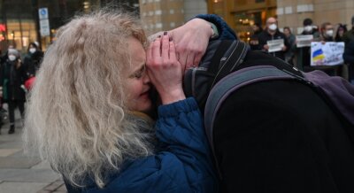 Entsetzen in Chemnitz über Putins Krieg - Hanna und Dmytro Remestvensky umarmen sich am Rande einer Kundgebung am Donnerstagabend am Roten Turm. Mehr als 200 Teilnehmer brachten ihre Solidarität mit der Ukraine zum Ausdruck. 