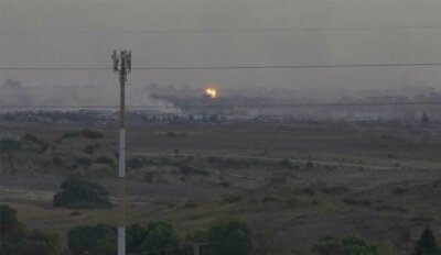 Entsetzen nach Luftangriff Israels in Rafah mit 45 Toten - Dieser Ausschnitt aus einem im Süden Israels aufgenommenen Video zeigt Flammen und Rauch, die nach einem israelischen Luftangriff im Gazastreifen aufsteigen, wie palästinensische Sanitäter berichten.