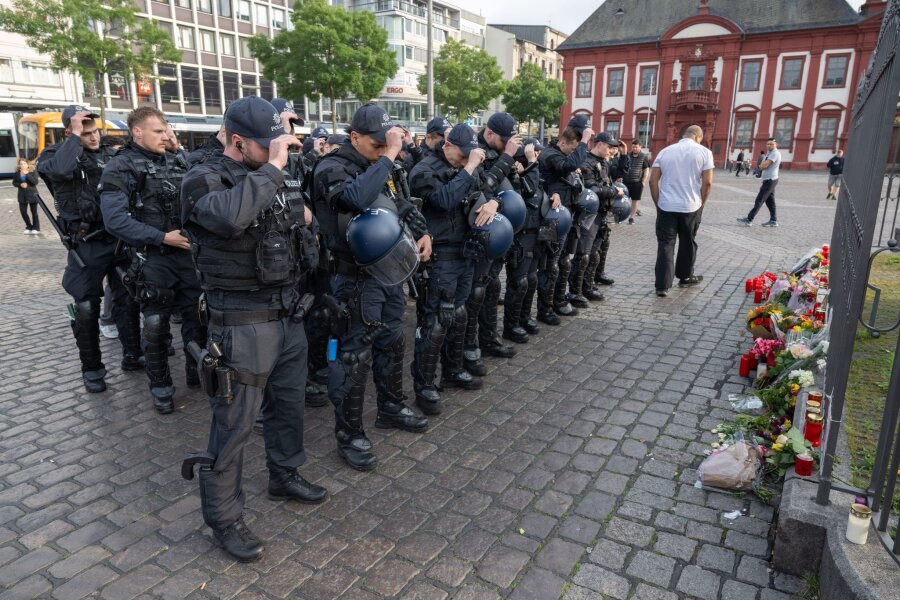 Entsetzen über Polizisten-Tod - Debatte über Islamismus - Polizisten trauern auf dem Mannheimer Marktplatz um ihren getöteten Kollegen.