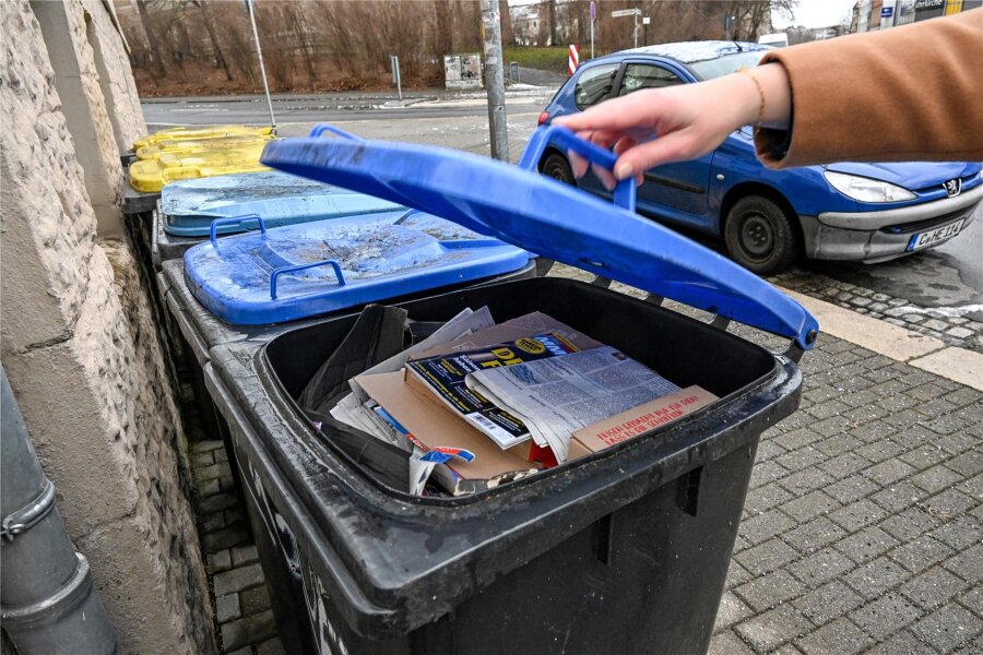 Entsorger reagiert auf Vorwürfe zu übervollen Papiertonnen in Burgstädt - In blauen Tonnen können Papier, Pappe und Kartonagen entsorgt werden.