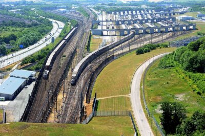 Entspannter mit dem Auto reisen - auf der Schiene - Blick auf das Nordportal des Eurotunnels im englischen Folkestone: Reisende können im Autozug unter dem Ärmelkanal durchfahren.