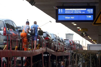 Entspannter mit dem Auto reisen - auf der Schiene - Die ÖBB hatten lange eine Verbindung von Hamburg nach Österreich im Programm - an diesem Tag im Jahr 2016 steht der beladene Zug abfahrbereit am Bahnhof Hamburg-Altona.