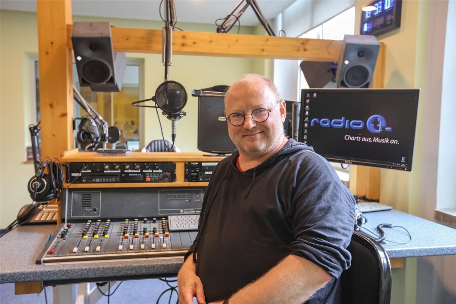 Enttäuschung bei Radio T: Landesmedienanstalt hält Zusagen nicht ein - Koordinator Jörg Braune an einem 30 Jahre alten Mischpult, das vorläufig im Dienst bleiben muss.