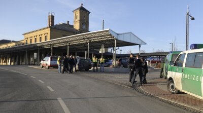 Entwarnung am Reichenbacher Bahnhof - 
              <p class="artikelinhalt">Polizei riegelt den Bahnhof ab. Wenig später rücken auch die Sprengstoff-Experten an. </p>
            