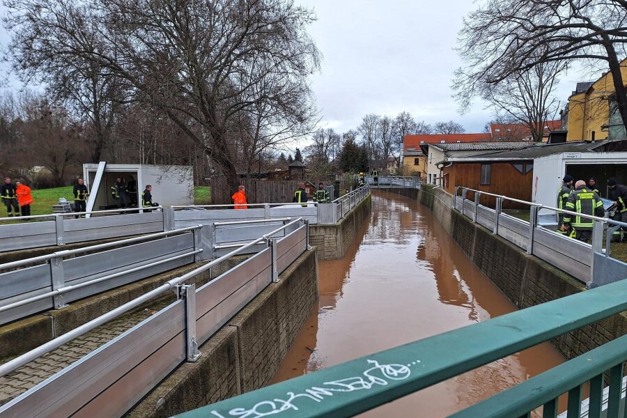 Entwarnung an der Mulde: Stadt Zwickau baut Hochwasserschutz wieder ab - Die Flutschutzanlagen am Moritzbach in Pölbitz werden wieder abgebaut.