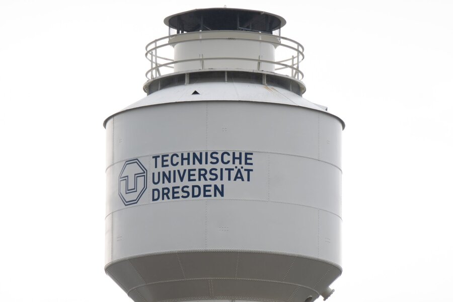 Entwarnung nach mutmaßlicher Bombendrohung an der TU Dresden - An einem Wasserturm am Mollier-Bau der TU Dresden steht "Technische Universität Dresden".