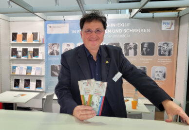 PEN-Generalsekretär Michael Landgraf am Stand seines Verbands auf der Frankfurter Buchmesse im Oktober 2023.